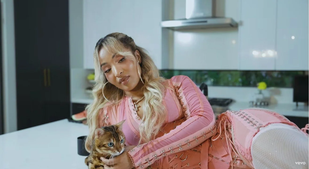 Shenseea Releases ‘Tightness’ Video on DJ Frass’ ‘Group Chat’ Riddim