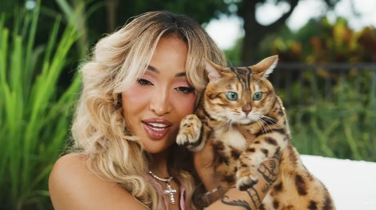 Shenseea Releases ‘Tightness’ Video on DJ Frass’ ‘Group Chat’ Riddim