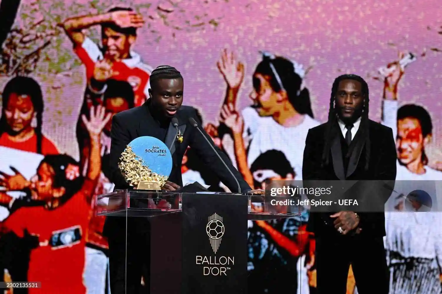 Burna Boy Presents Sócrates Award to Bukayo Saka, Who Shares Rwandan Boy’s Story