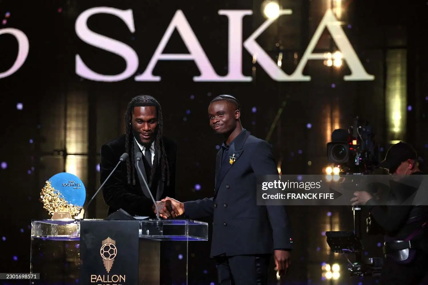 Burna Boy Presents Sócrates Award to Bukayo Saka, Who Shares Rwandan Boy’s Story